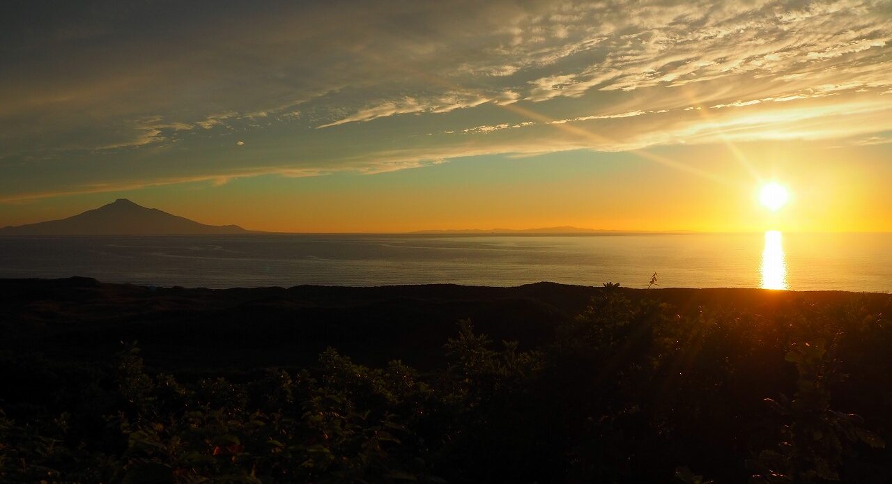 JR宗谷本線からの夕陽と利尻富士